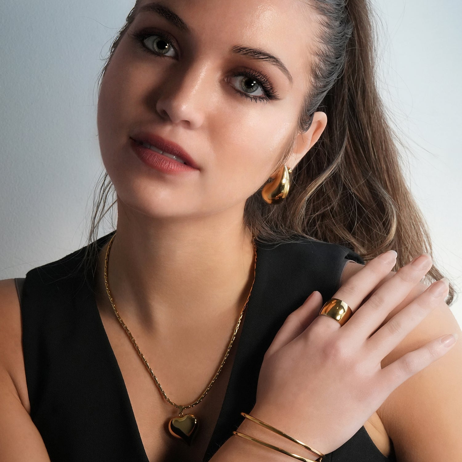AVONTUR Gold: Statement Tear Drop Stud Earrings