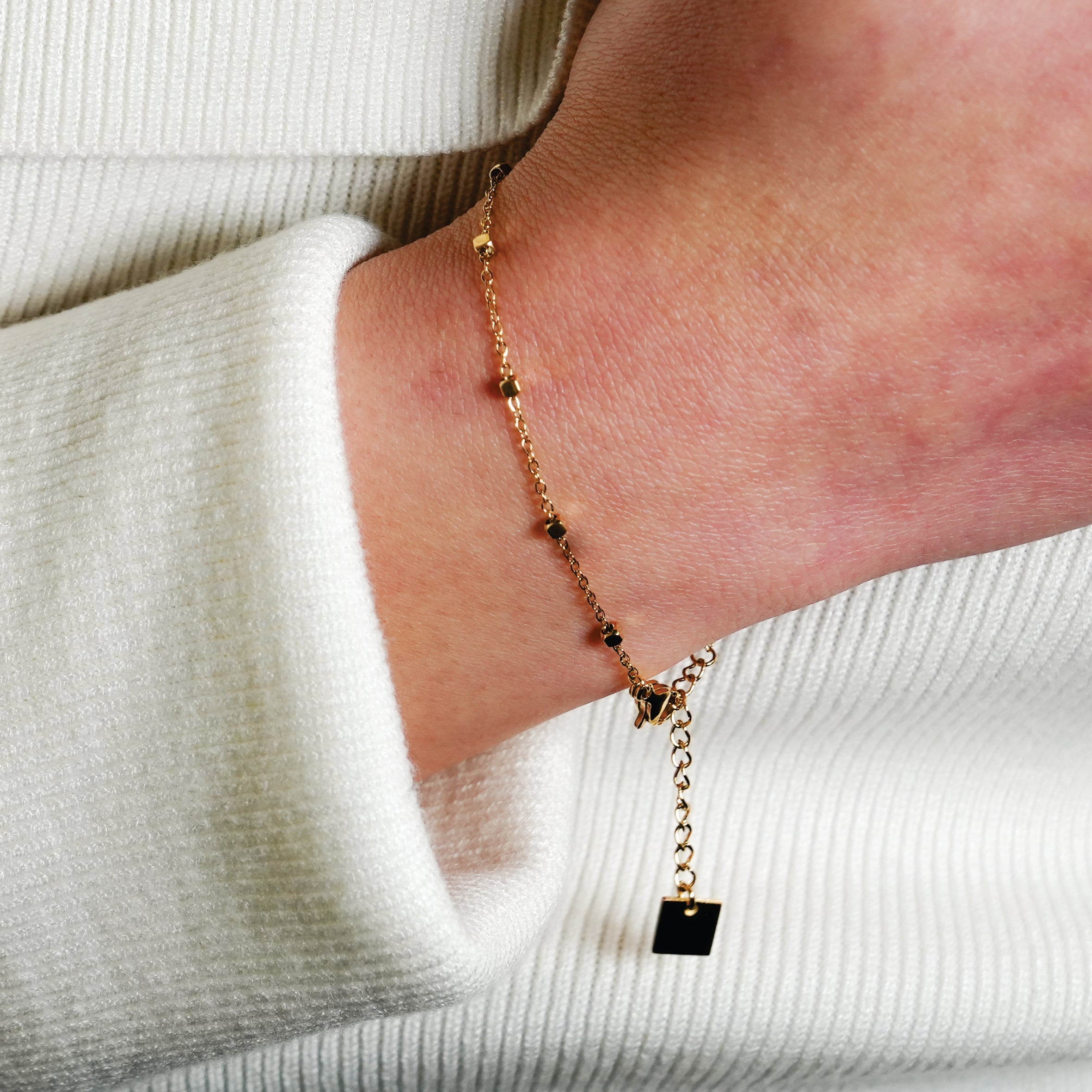 DEMELZA Gold: Essential Daily Bracelet with Delicate Square Beads