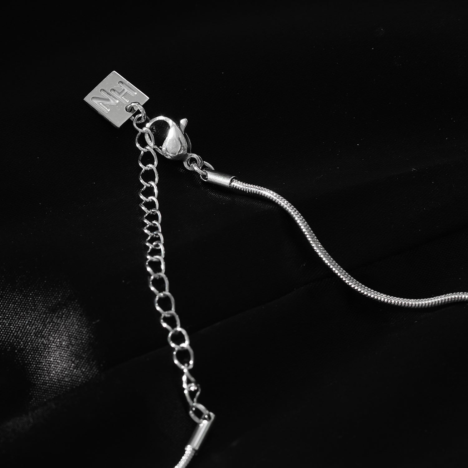 Style JASPUR: Snakeskin Chain Necklace with Love-Knot Pendant in White Gold (Silver Toned)