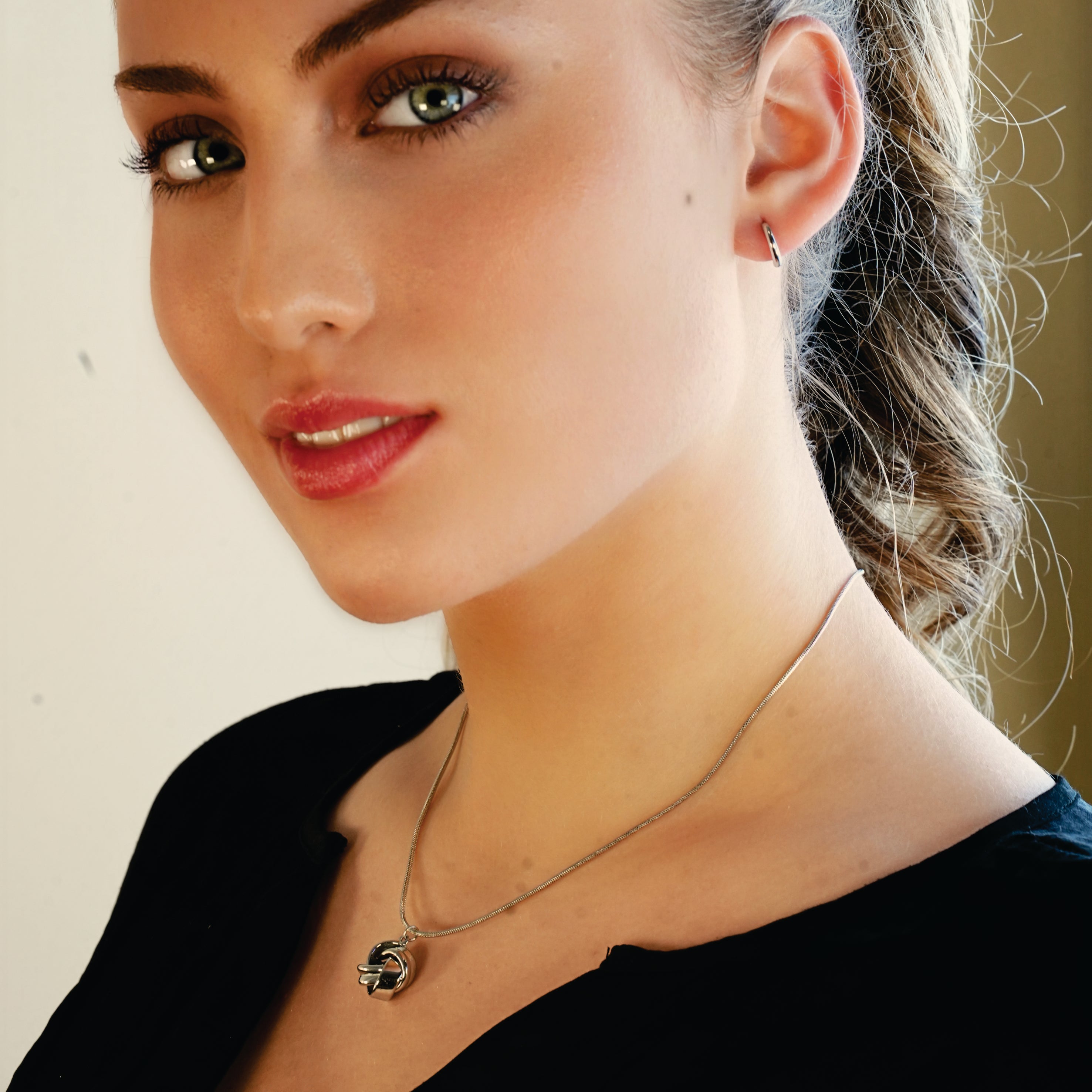 Style JASPUR: Snakeskin Chain Necklace with Love-Knot Pendant in White Gold (Silver Toned)