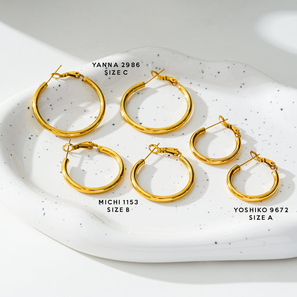 YOSHIKO: Mid-Width Essential Hoop Earrings Gold Size A (2 cm)