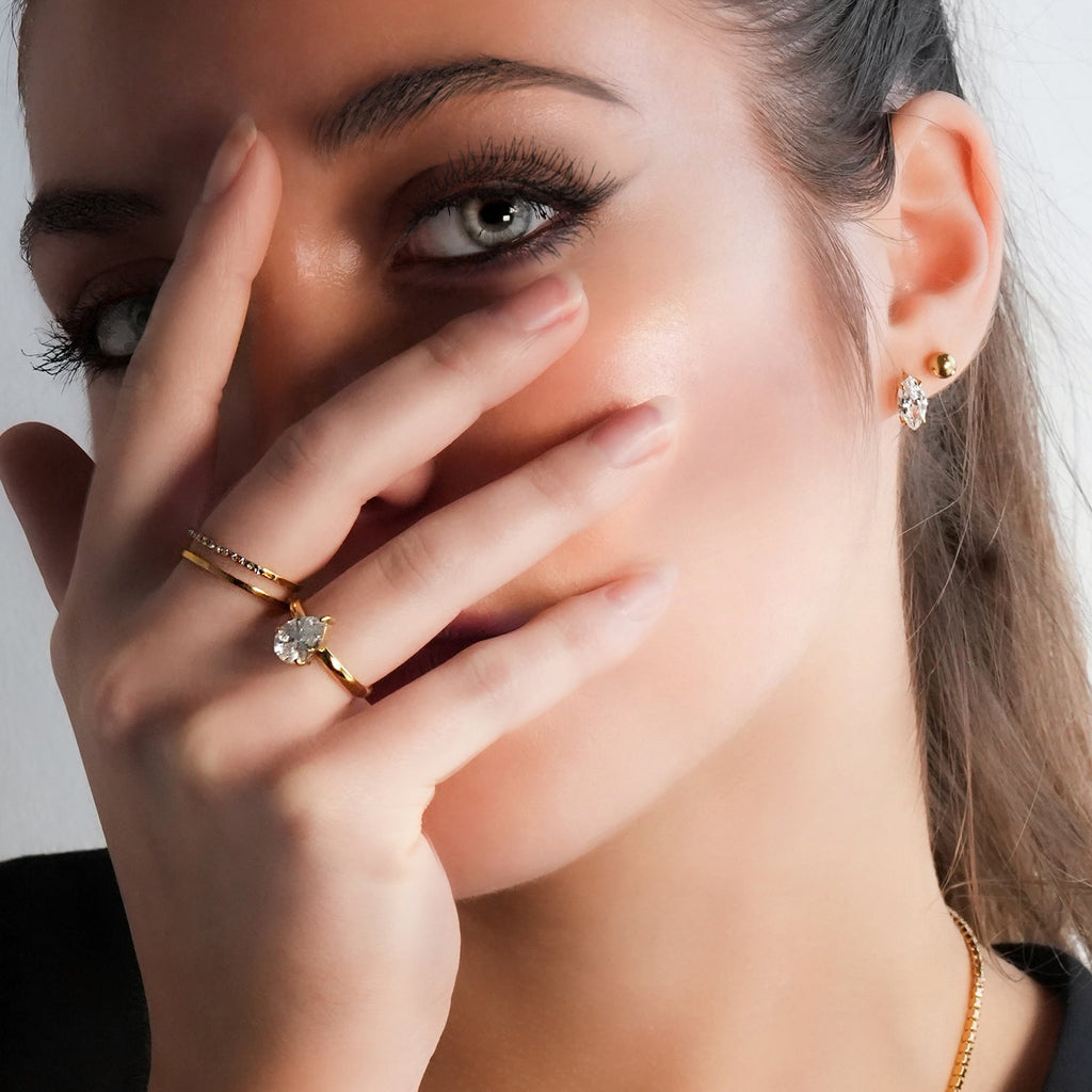 DIMONDA: Classic Gold Ring with Prominent Teardrop Zirconia Centerpiece