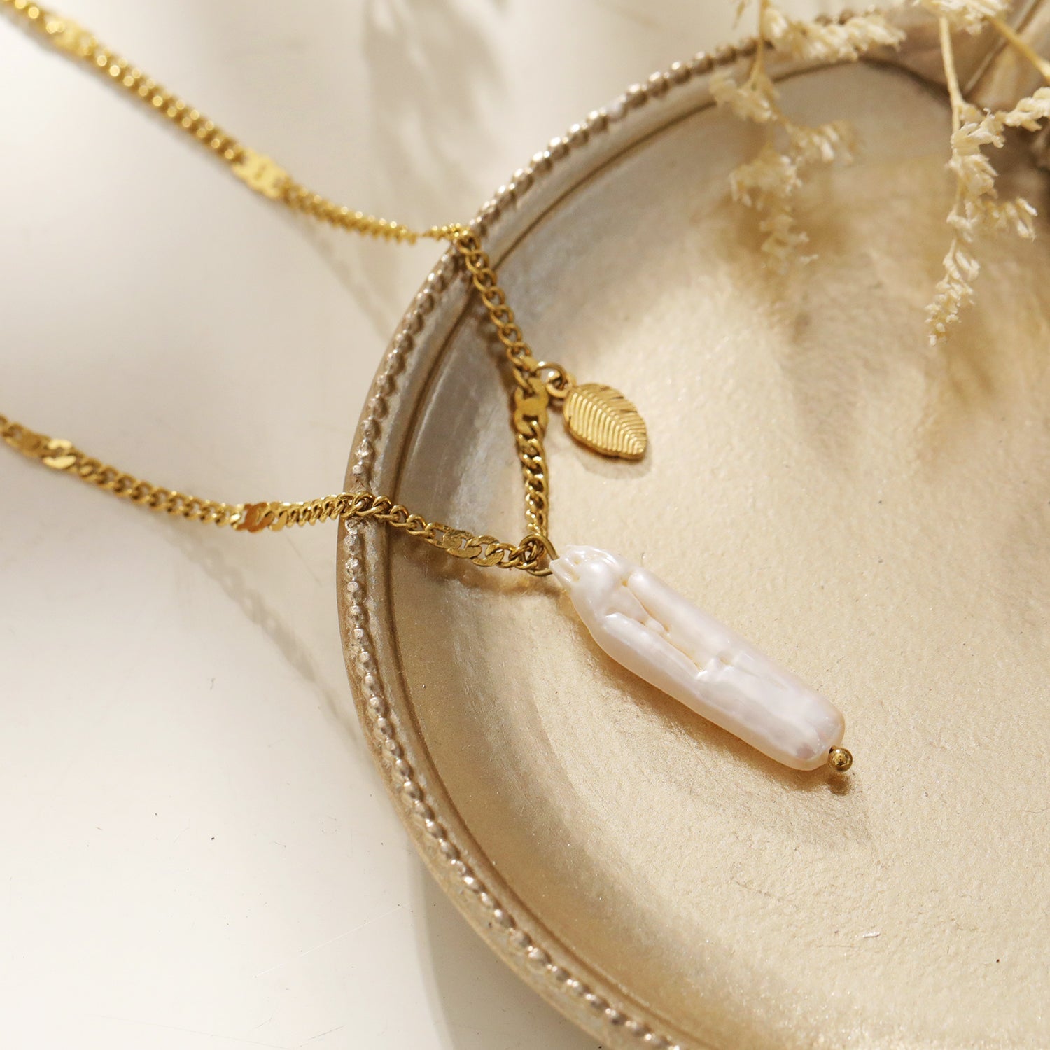 ANNECY: Nature Inspired Chic Chain Necklace Enhanced with Baroque Pearl and Leaf Charm