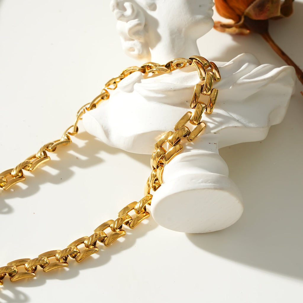 Style PROVINIA: Retro Watch Style Strap Bracelet in Gold