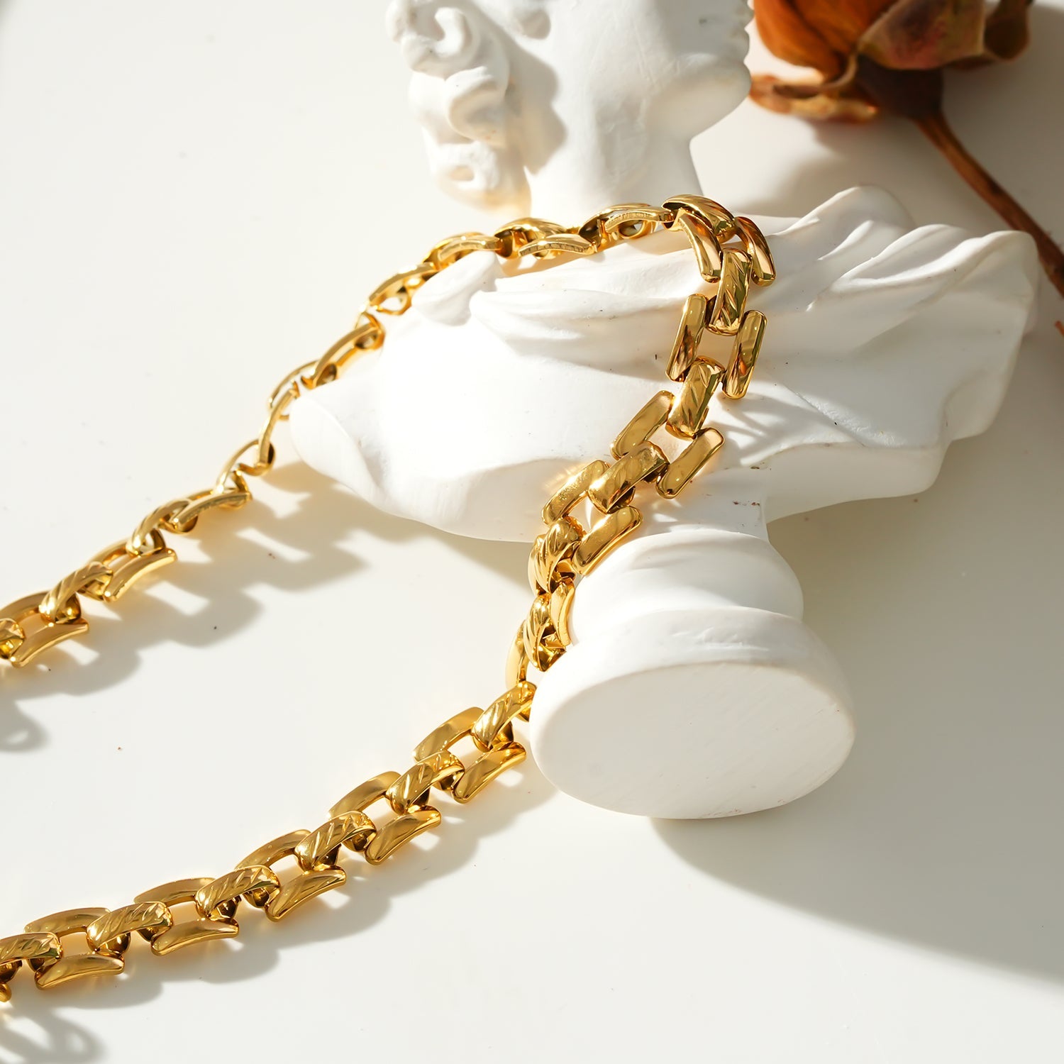 Style PROVINIA: Retro Watch Style Strap Bracelet in Gold