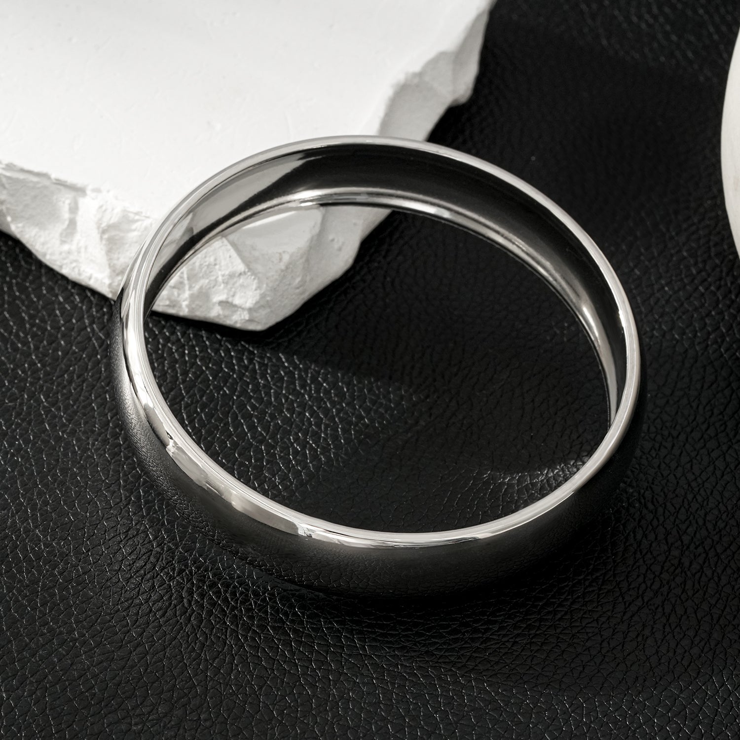 Style UMUAKOT: Mid Width Classic Silver Band Bracelet
